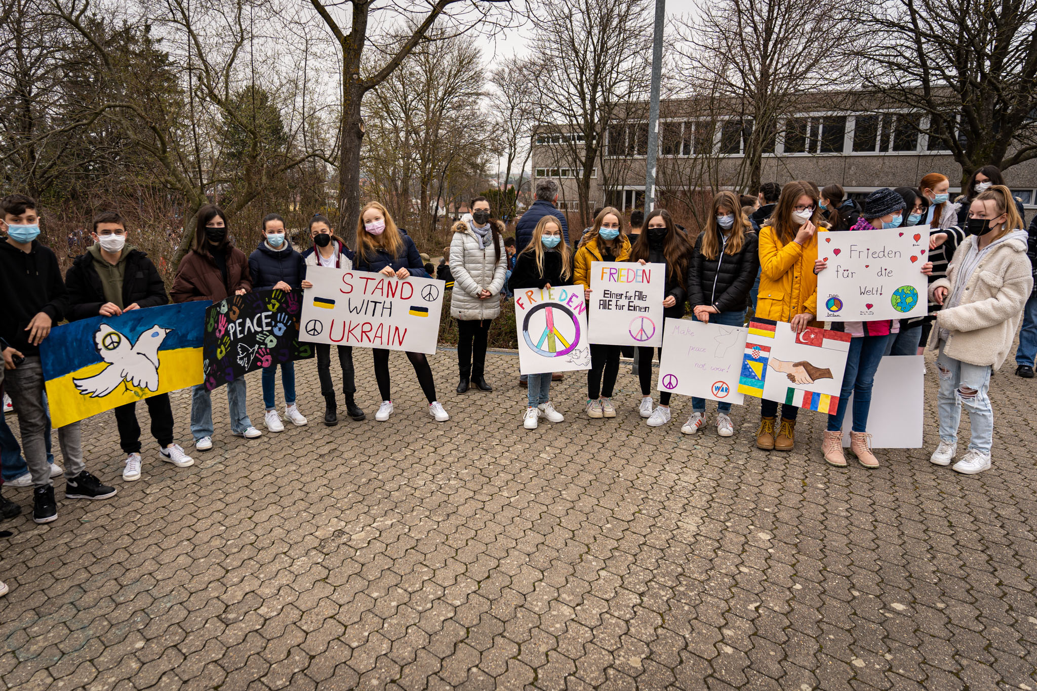 Schüler mit Plakaten