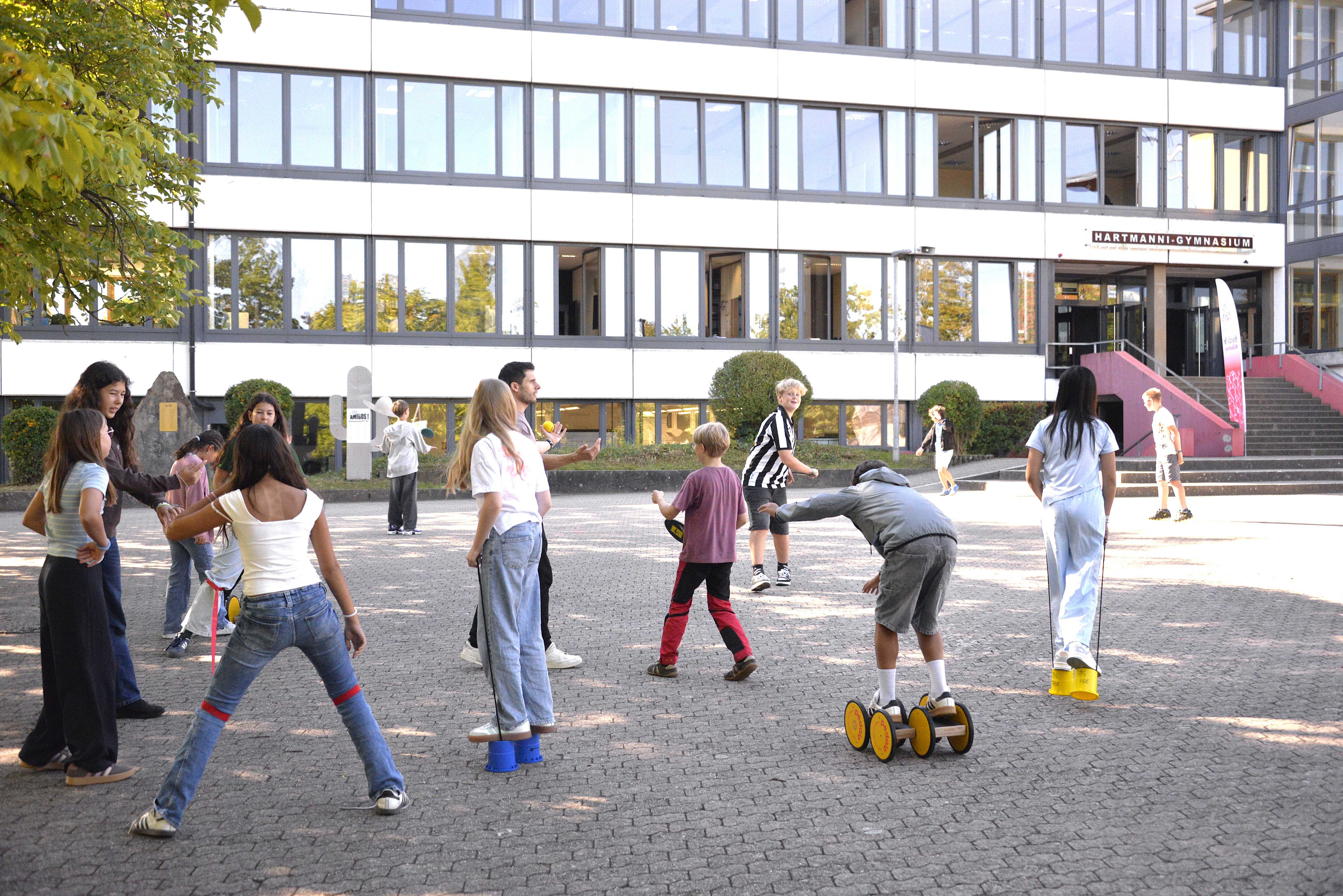 Schüler testen die neuen Sportmaterialien.